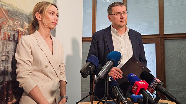 Prim�tor Karvin� Jan Wolf na tiskov� konferenci, p�i kter� se vyjad�oval ke sv�mu trestn�mu st�h�n� ve fotbalov� af��e. Vlevo jeho pr�vn� z�stupkyn� Kate�ina Sv�tl�kov�. (30. b�ezna 2026)