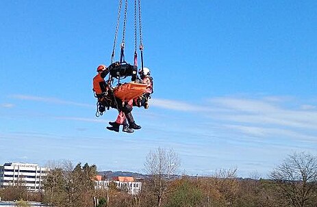 Hasi� a leteck� z�chran�� snesli zran�n�ho d�ln�ka za pomoci je��bu na zem.