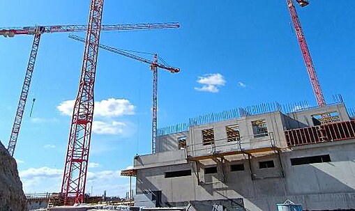 Na stavb� je n�kolik je��b�, z�sah vrtuln�ku by byl nebezpe�n�.