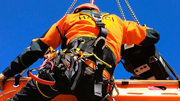 Zran�n�ho d�ln�ka snesli na zem za pomoci je��bu.