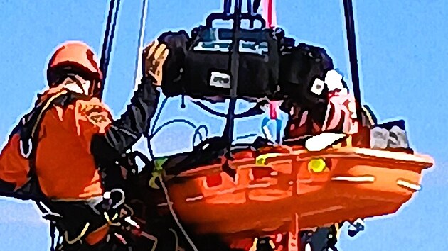 Pacienta ulo�ili do transportn� vany a za nep�etr�it� monitorace �ivotn�ch funkc� a v doprovodu leteck�ho z�chran��e a hasi�e ho spustili na zem.