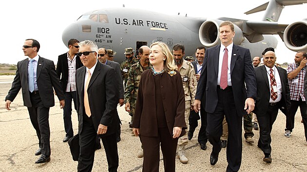 Americk� ministryn� zahrani�� Hillary Clintonov� vystupuje z vojensk�ho transportn�ho letadla C-17 po p��letu do libyjsk�ho Tripolisu. (18. ��jna 2011)