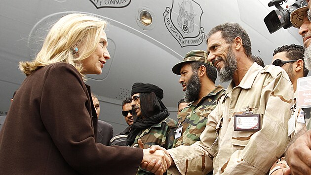 Americk� ministryn� zahrani�� Hillary Clintonov� se po p��letu do libyjsk�ho Tripolisu setkala s voj�ky. (18. ��jna 2011)