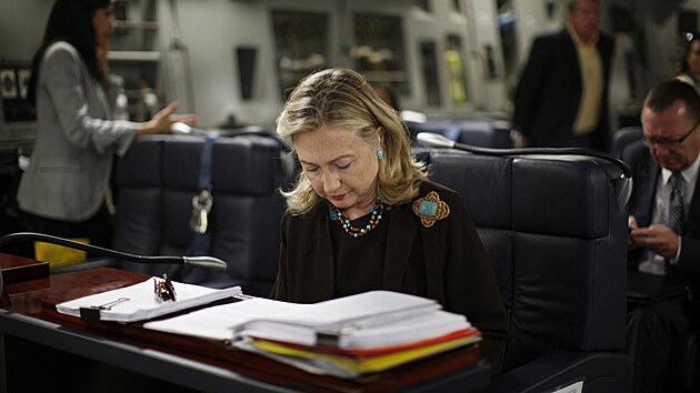 Americk� ministryn� zahrani�� Hillary Clintonov� pracuje u sv�ho stolu p�ed odletem z Malty do libyjsk�ho hlavn�ho m�sta Tripolisu vojensk�m letounem C-17. (18. ��jna 2011)