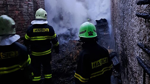 Plameny pohltily stodolu na Svitavsku, hasi�i zabr�nili roz���en� po��ru. (29. b�ezna 2026)