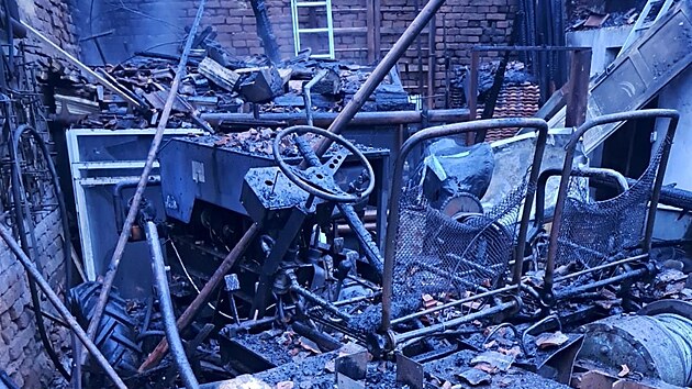 Plameny pohltily stodolu na Svitavsku, hasi�i zabr�nili roz���en� po��ru. (29. b�ezna 2026)