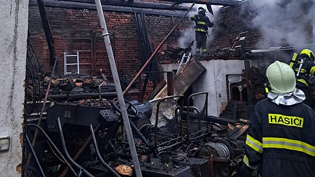 Plameny pohltily stodolu na Svitavsku, hasi�i zabr�nili roz���en� po��ru. (29. b�ezna 2026)