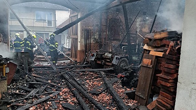 Plameny pohltily stodolu na Svitavsku, hasi�i zabr�nili roz���en� po��ru. (29. b�ezna 2026)