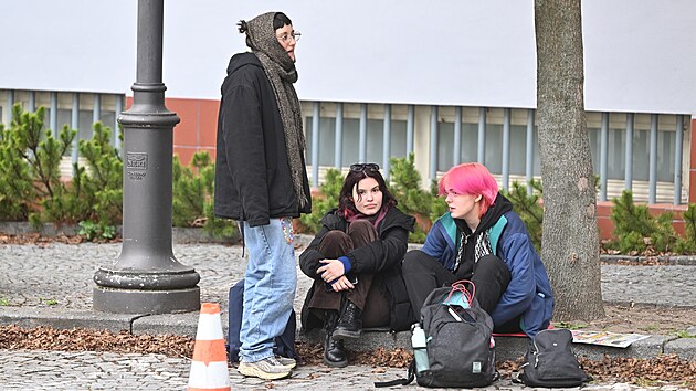 Rozhoduje se o vazb� pro p�t�ho obvin�n�ho z �toku v Pardubic�ch, p�i�ly podporovatelky. (31. b�ezna 2026)