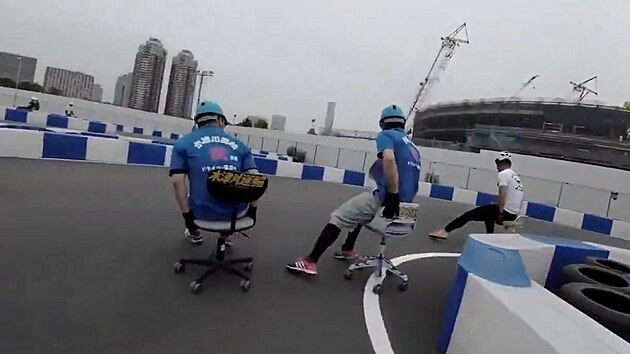 Nejt잚í nový sport v Japonsku: závody na kancelá�ských �idlích