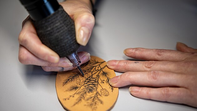 Michaela Vlkov� tvo�� v Jablonn�m v Podje�t�d� ko�en� kabelky �i batohy s tetov�n�m.