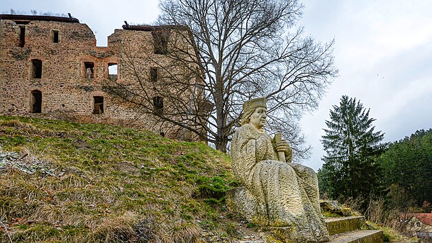 Roku 1414 na Krakovci �dajn� pob�val Mistr Jan Hus, ne� se vydal na cestu ke kostnick�mu koncilu. Tuto ud�lost p�ipom�n� socha sed�c�ho Jana Husa na �bo�� pod hradem.