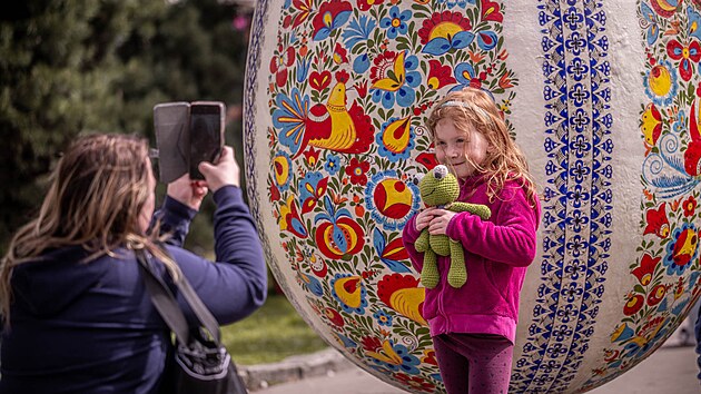 Centrum Jihlavy se zm�n� ve velikono�n� vesni�ku. Lid� si tam u�ij� pestr� program i stylovou v�zdobu.