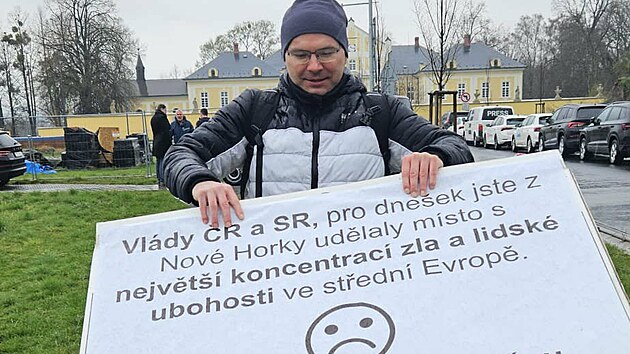 Na p��jezd �esk� a slovensk� vl�dy do Nov� Horky �ekal s transparenty i Jan Humpl�k ze Stud�nky. (31. b�ezna 2026)