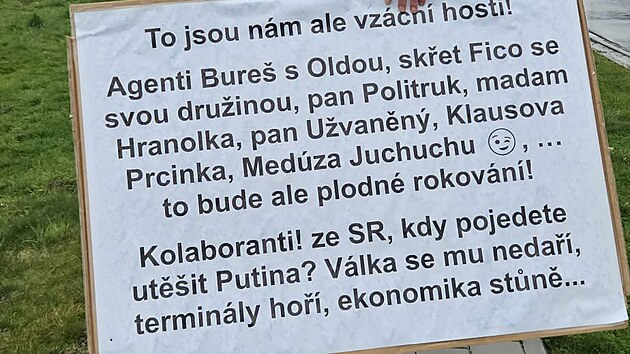 Na p��jezd �esk� a slovensk� vl�dy do Nov� Horky �ekal s transparenty i Jan Humpl�k ze Stud�nky. (31. b�ezna 2026)