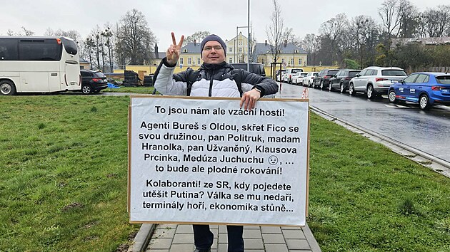 Na p��jezd �esk� a slovensk� vl�dy do Nov� Horky �ekal s transparenty i Jan Humpl�k ze Stud�nky. (31. b�ezna 2026)