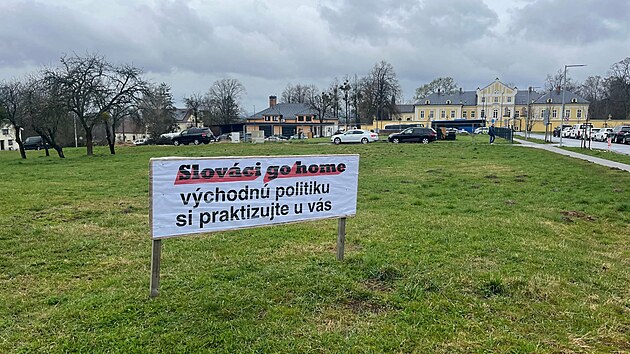 P�ed z�mkem v Nov� Horce se p�i p��le�itosti setk�n� �esk� a slovensk� vl�dy objevil i tento billboard. (31. 3. 2026)