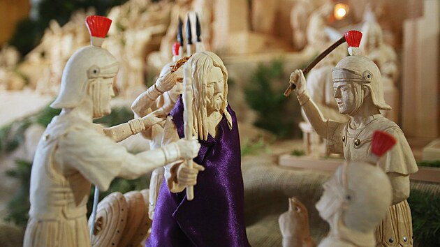 �ezb�� Libor �edina ve sv�m domku v gar�i v Bechyni ukazuje unik�tn� velikono�n� �i pa�ijov� betl�m. (31. b�ezna 2026)