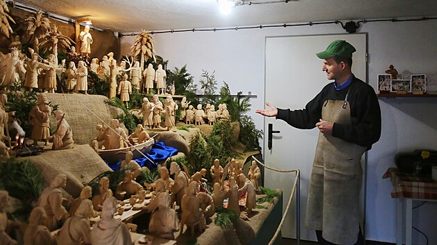 �ezb�� Libor �edina ve sv�m domku v gar�i v Bechyni ukazuje unik�tn� velikono�n� �i pa�ijov� betl�m. (31. b�ezna 2026)