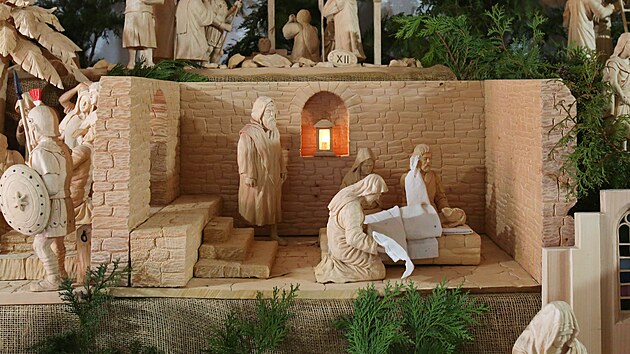 �ezb�� Libor �edina ve sv�m domku v gar�i v Bechyni ukazuje unik�tn� velikono�n� �i pa�ijov� betl�m. (31. b�ezna 2026)