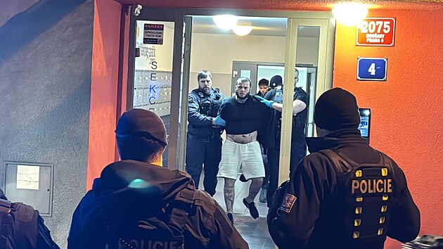 Policist� v pond�l� zasahovali v byt� rapera Lea Ber�nka, odvedli ho v poutech. (31. b�ezna 2026)