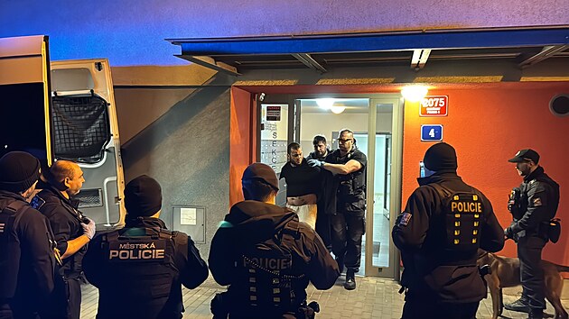 Policist� v pond�l� zasahovali v byt� rapera Lea Ber�nka, odvedli ho v poutech. (31. b�ezna 2026)