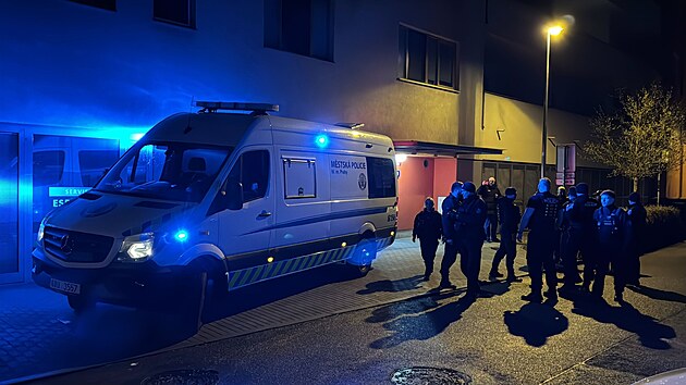 Policist� v pond�l� zasahovali v byt� rappera Lea Ber�nka, odvedli ho v poutech. (31. b�ezna 2026)