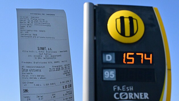 Slovensko za�alo uplat�ovat dvoj� ceny nafty u �erpac�ch stanic, dra��� naftu...