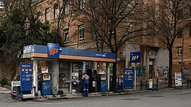 It�lie s�hla ji� p�ed t�m�� dv�ma t�dny po �e�en� sn�en� dan� a cenu paliv...