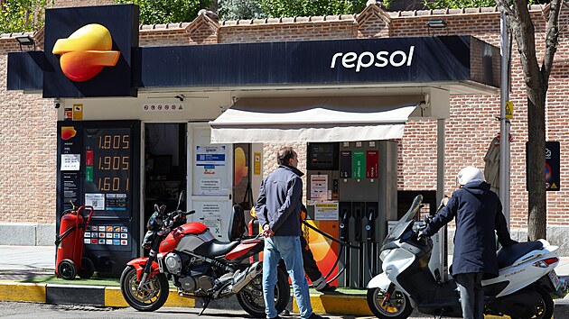 �pan�lsk� p�edseda vl�da Pedro S�nchez p�ipravil mimo��dn� krizov� bal��ek,...