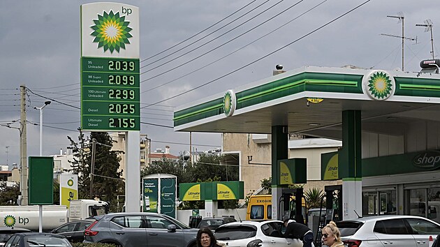 Zav�d� v dubnu a kv�tnu st�tn� dotaci na motorovou naftu na �rovni 0,16 eura (4...