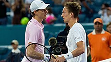 Jannik Sinner (vlevo) a JI�í Lehe�ka po finále turnaje v Miami.