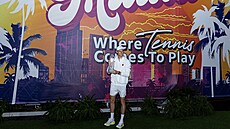 Jannik Sinner s trofejí pro vít�ze turnaje v Miami.