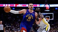 Nikola Joki� se jako tank �ítí ke ko�i Golden State. Brání ho Draymond Green.