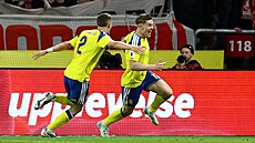 �védský úto�ník Viktor Gyökeres oslavuje rozhodující trefu v utkání proti...