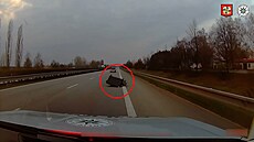 �idi� za jízdy ztrácel náklad. Gau� p�istál t�sn� p�ed policejním vozem