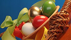 Tradice zdobení velikono�ních vají�ek v sob� spojuje prastarou symboliku nového...