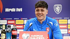 Kapitán �eské fotbalové reprezentace Ladislav Krej�í na tiskové konferenci p�ed...