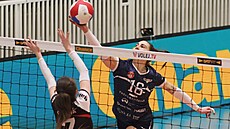 Kapitánka frýdecko-místeckých volejbalistek Veronika Stru�ková se sna�í dostat...