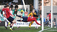 Mat�j Mikulenka (vlevo) dává gól v zápase s Gibraltarem.