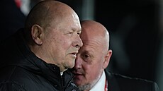 Trenér fotbalové reprezentace Miroslav Koubek a Adolf �ádek p�ed za�átkem...