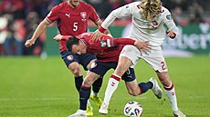 Vladimír Darida bojuje o mí� s Mortenem Hjulmandem v bará�i o MS.