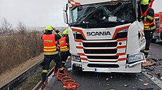 Nehoda t�í kamion� na dálnici D8. Jeden p�evá�el osobní auta. (30. b�ezna 2026) 