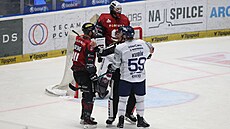 Rozhod�í klidní roztr�ku mezi domácím Adamem Kubíkem a Aaronem Irvingem ze...