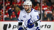 Ruský úto�ník Nikita Ku�erov sleduje hru p�i utkání proti Calgary.