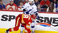 Nikita Ku�erov v souboji u mantinelu se Zachem Whitecloudem z Calgary.