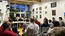 Sch�ze se uskute�nila v bor�ovské knihovn�. Tu zaplnila zhruba padesátka...