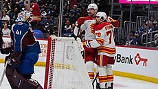 Adam Klapka a Brennan Othmann slaví branku Calgary.