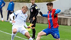 Obránce fotbalist� ostravského Baníku Vlasij Sinjavskij dobíhá k Tomá�i...