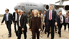 Americká ministryn� zahrani�í Hillary Clintonová vystupuje z vojenského...